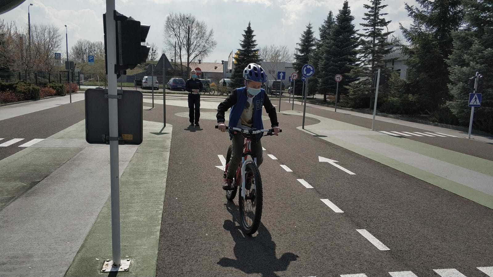 Policjantka z toruńskiej policji poprowadziła egzamin na kartę rowerową
