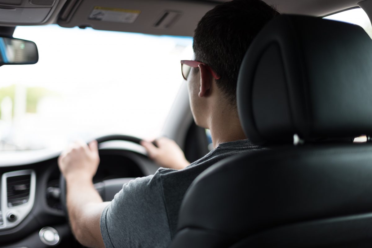 Prawo jazdy – jak wybrać szkołę jazdy, w jaki sposób finansować kurs? Poradnik