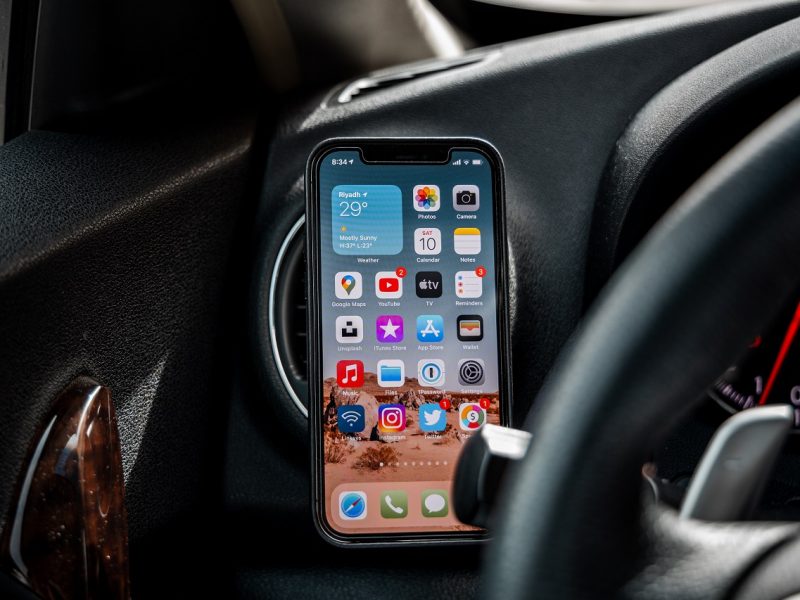 Jak bezpiecznie rozmawiać przez telefon podczas jazdy samochodem?