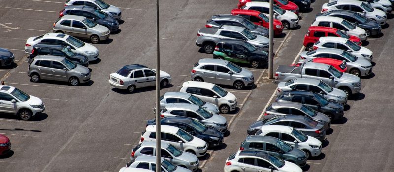 Nieprawidłowe parkowanie w strefie zamieszkania – ile mandatu możesz dostać?