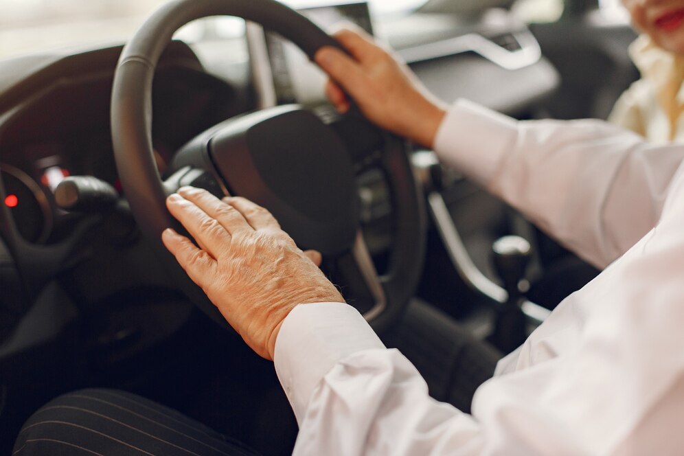 Jazda samochodem w starszym wieku – korzyści i ryzyka